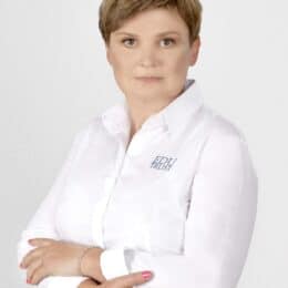 Biolog, nauczyciel dyplomowany, EGZAMINATOR OKE, co roku osiąga najwyższe wyniki matur na zachodzie Polski (średnia 76 % z roku 2022!). Ma ponad 25 lat doświadczenia w pracy w szkole na poziomie ponadpodstawowym.