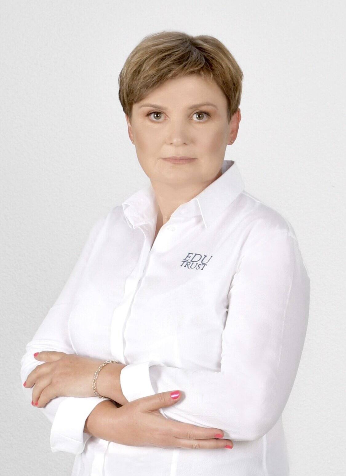 Recenzent Pani Barbara Mroczek, nauczyciel dyplomowany z 25 letnim stażem a także EGZAMINATOR OKE, co roku osiąga najwyższe wyniki w zachodniej Polsce- średnia to 76% z 2022 roku.