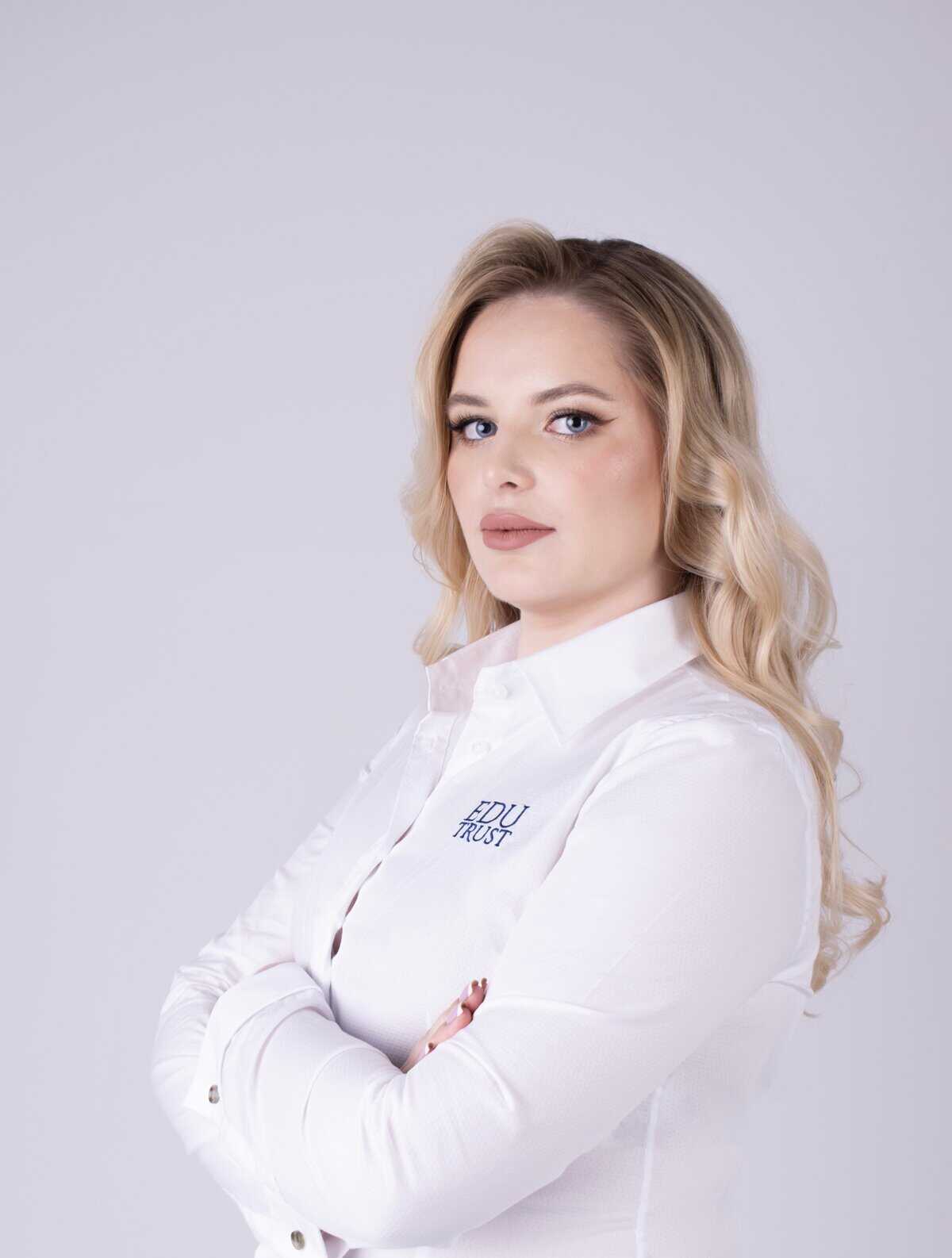 Autorka flipbooka Pani Julia Truss, biolog, nauczyciel i przedsiębiorca- dziedzina Cytologii, Mykologii i Botaniki. Stworzyła ponad 1600 zadań z biologii oraz jest w trakcie publikacji naukowych. Ma ponad 8 lat doświadczenia w pracy z uczniami, a średni wynik jej maturzystów wynosi 82,4%, ponad 200 uczniów dzięki Pani Julii dostało się na wymarzone studia!